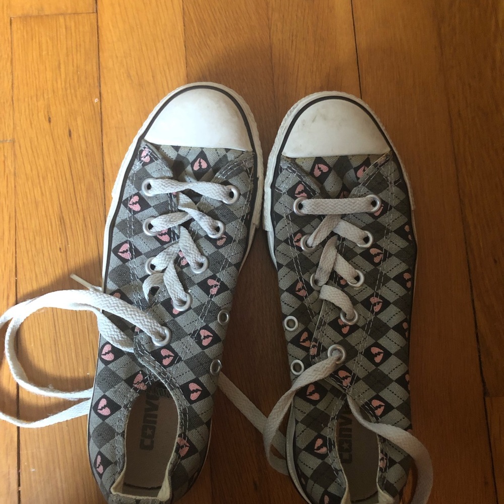Great condition heart break converse